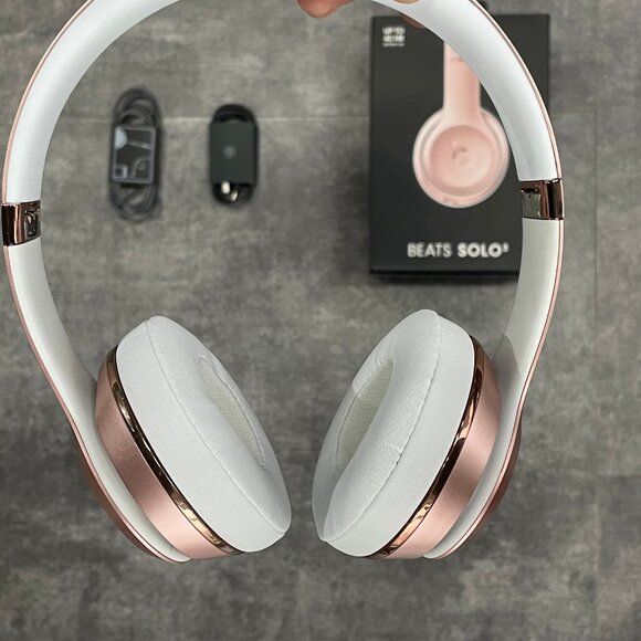 Beats Solo3 Wireless Headband, Rose Gold, with storage bag, 98% New - Picture 5 of 9